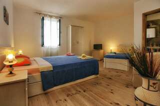 Отели типа «постель и завтрак» B&B Apart Hotel Paštrovski Konak Свети-Стефан Трехместный номер "Комфорт" с видом на море-3