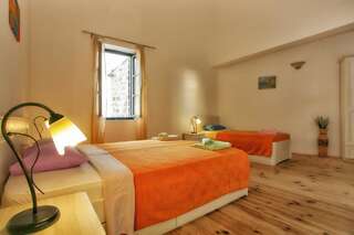 Отели типа «постель и завтрак» B&B Apart Hotel Paštrovski Konak Свети-Стефан Трехместный номер с видом на море-2